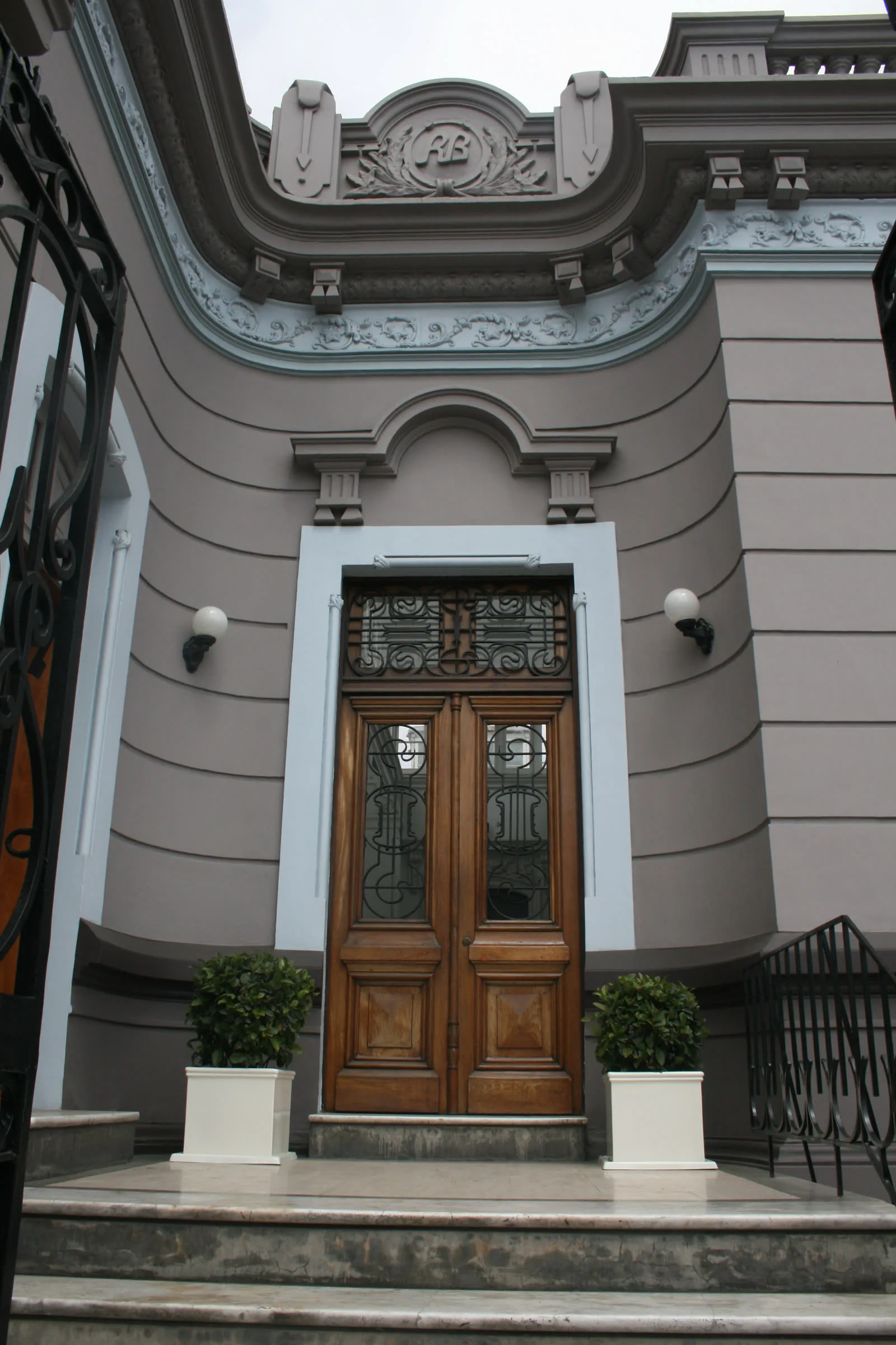 Fachada de estilo restaurada en color, Barranco