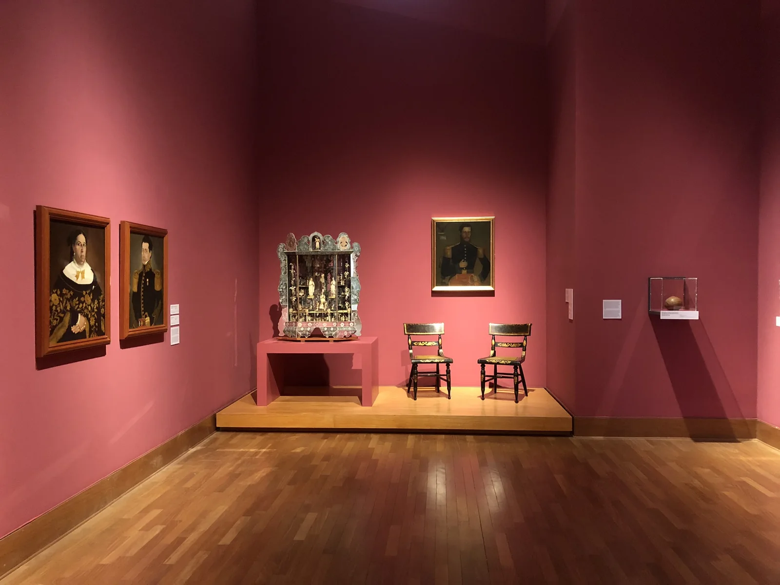 Sala del Museo de Arte de Lima en tono fresón, con retratos virreinales