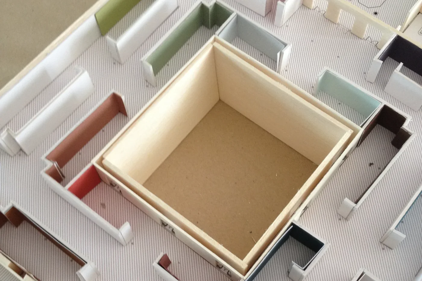 Maqueta de un piso completo del museo con cada sala pintada en su color propuesto