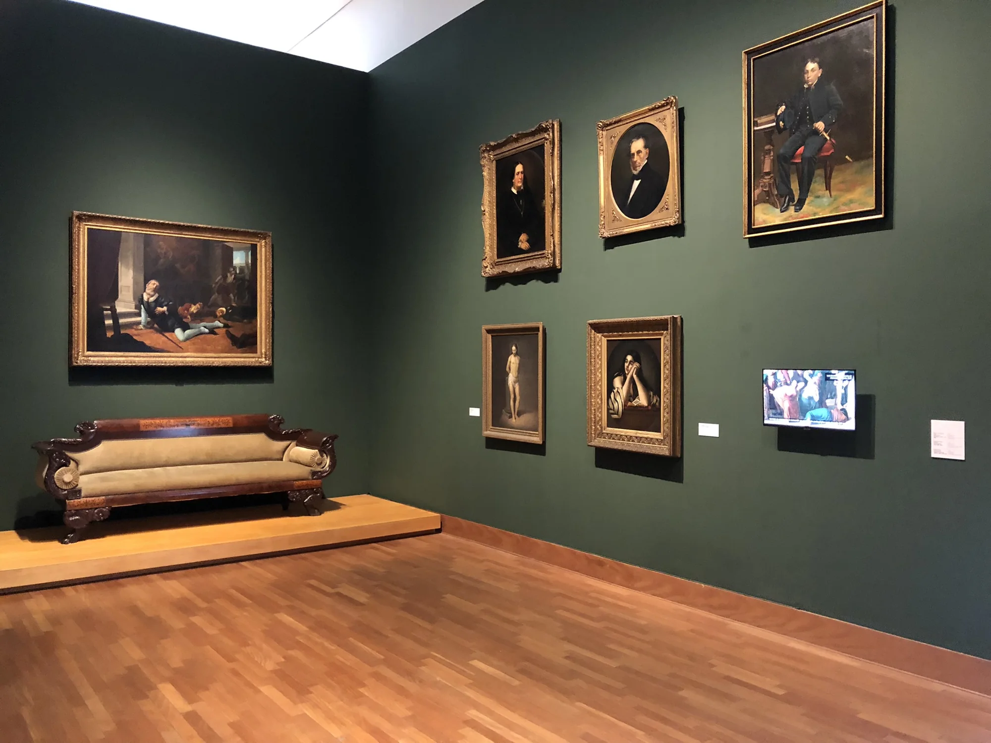 Sala del Museo de Arte de Lima con las paredes en verde profundo, color especificado por Malvina Arrarte Grau