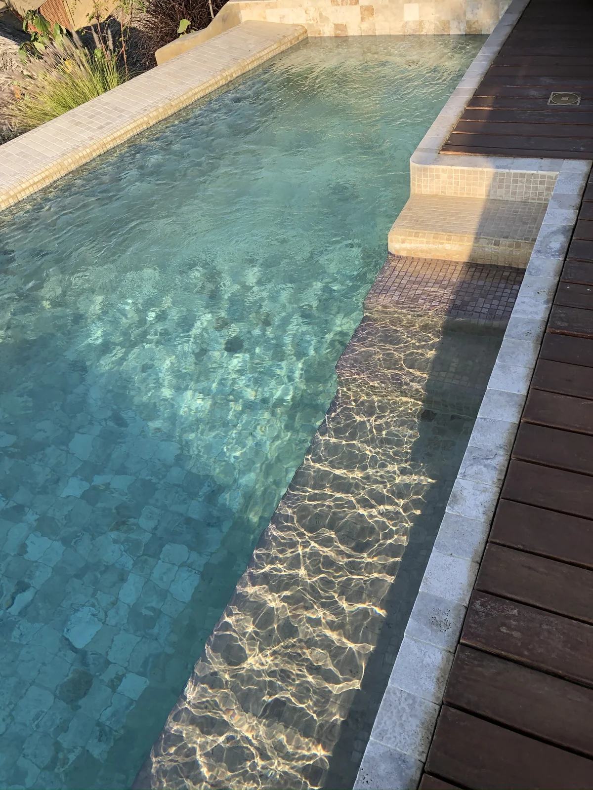 Piscina terminada, con el mosaico y la piedra en los tonos especificados