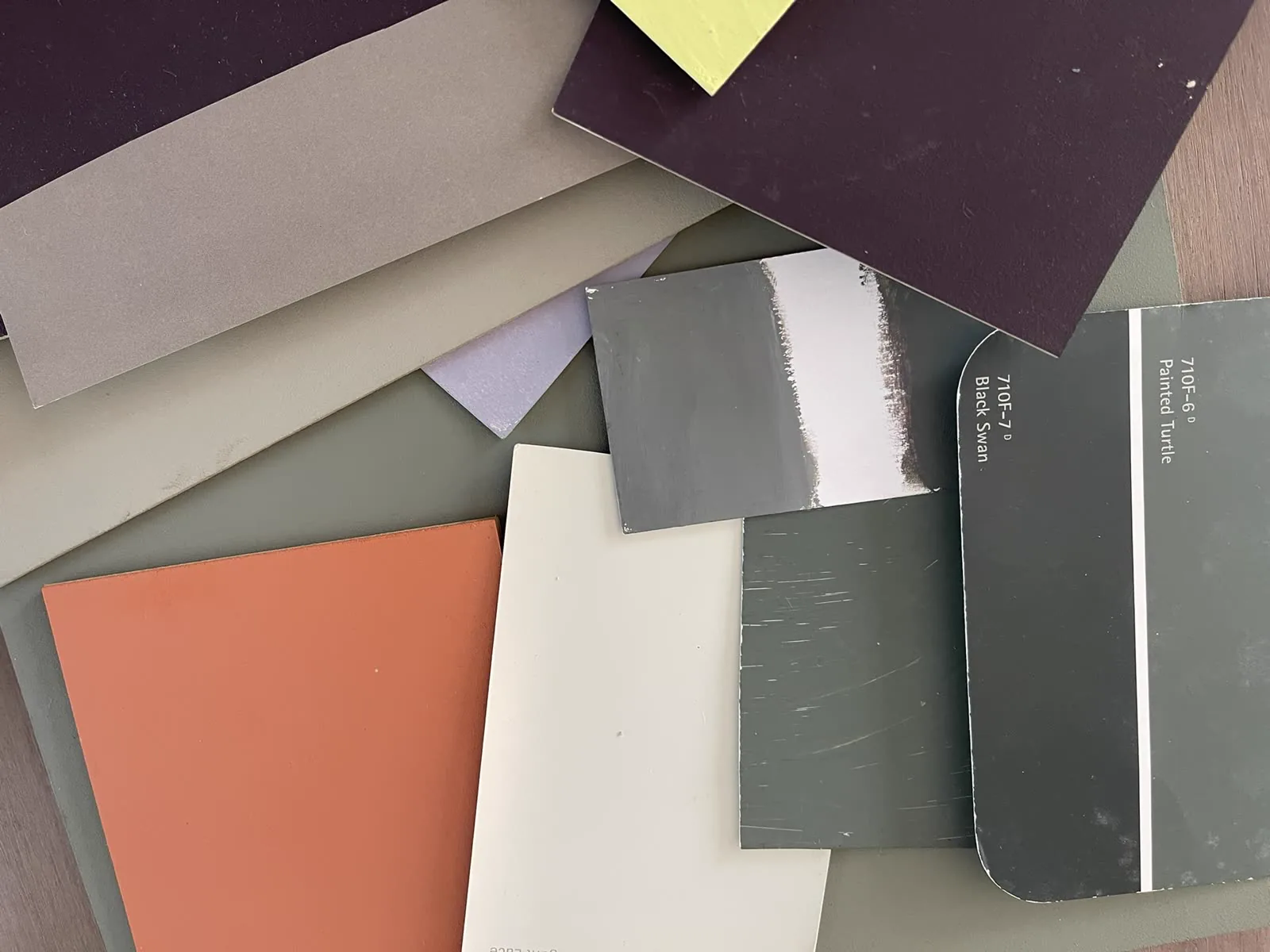 Muestras de pintura y cartas de color superpuestas